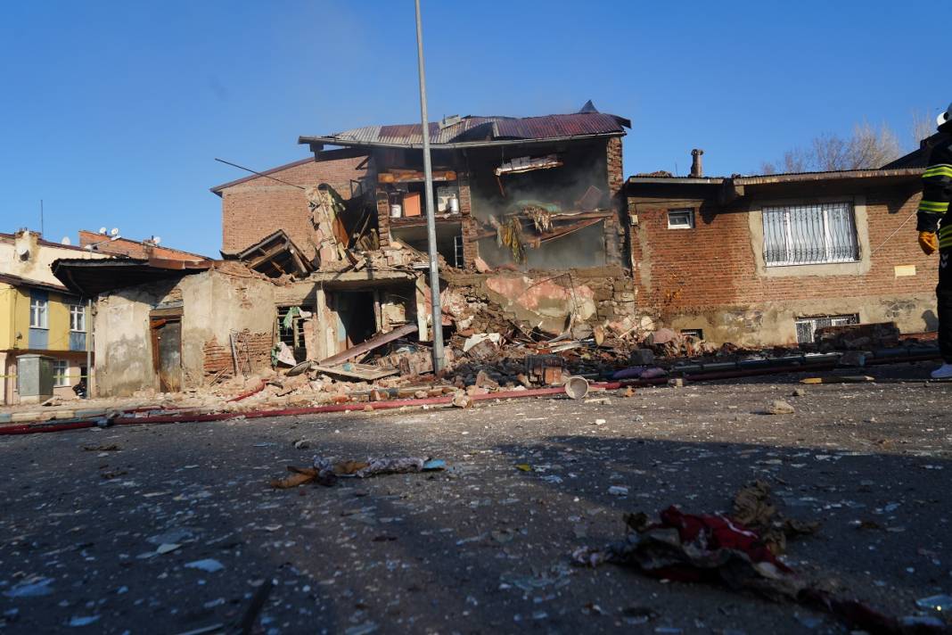 Erzurum'da doğalgaz patladı, ortalık savaş alanına döndü!  2 ev çöktü 2